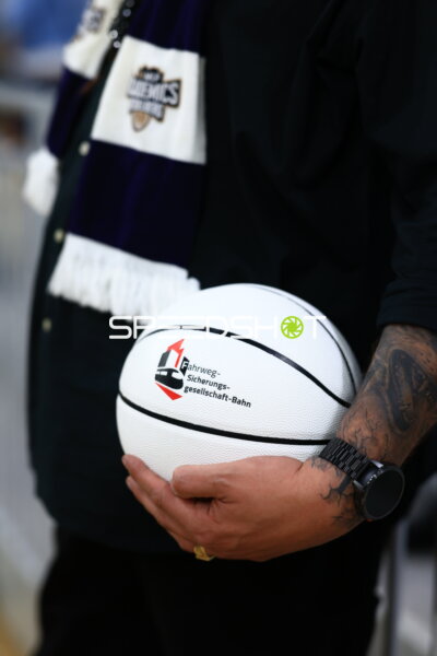 Hand hält Basketball