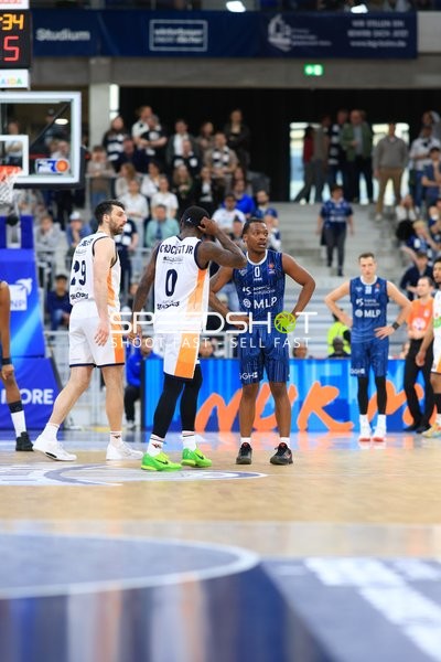 Spieler DJ Horne (0; MLP Academics Heidelberg), Ryan Mikesell (33; MLP Academics Heidelberg) und Owen Klassen (29; Rostock Seawolves) auf dem Spielfeld