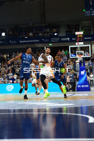 Schnelle Spielsituation mit Osun Osunniyi (12; MLP Academics Heidelberg) und Owen Klassen (29; Rostock Seawolves)