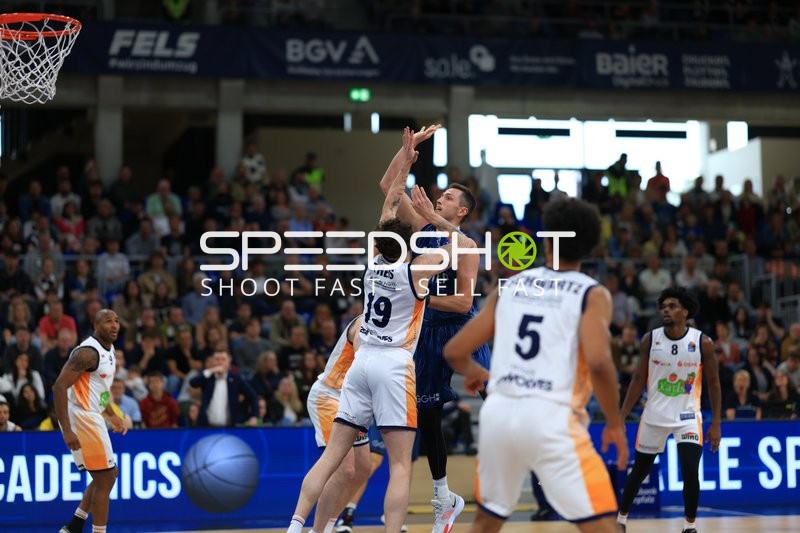 Sprungwurf von Ryan Mikesell (33; MLP Academics Heidelberg) gegen Kassim Nicholson (8; Rostock Seawolves) und DeAndre Lansdowne (9; Rostock Seawolves)