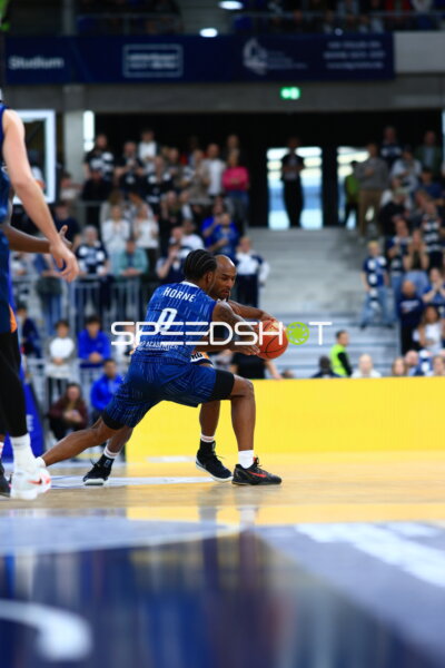 Zweikampf um den Ball zwischen DJ Horne (0; MLP Academics Heidelberg) und DeAndre Lansdowne (9; Rostock Seawolves)