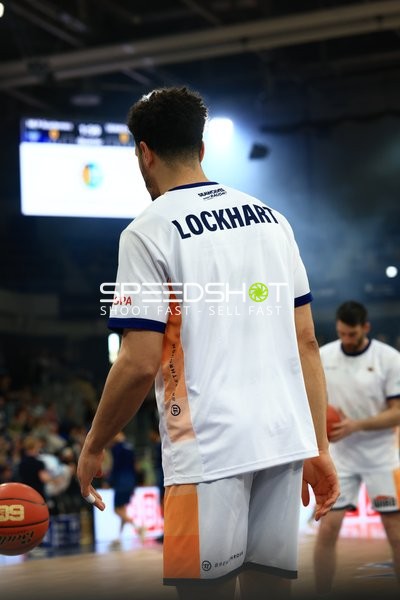 Basketball-Szene mit Spielern von 108