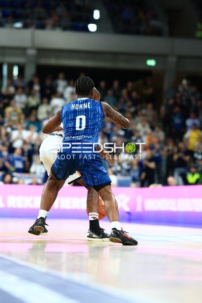 Basketball-Zweikampf zwischen Spielern von 95 und 108