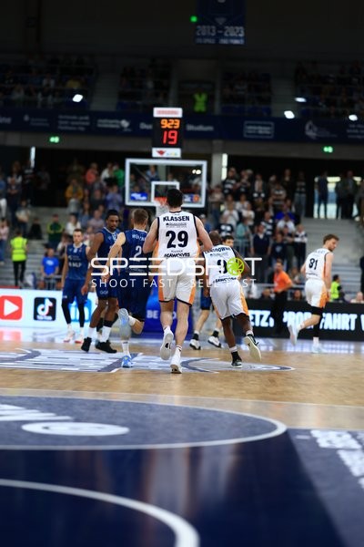 Osun Osunniyi Osun Osunniyi (12; MLP Academics Heidelberg) läuft auf