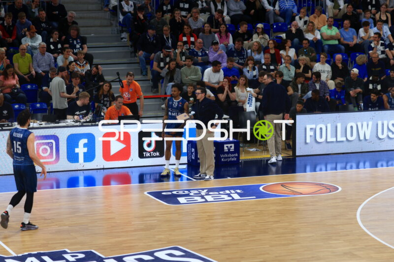 Szene mit Michael Weathers (20; MLP Academics Heidelberg) und Marcel Keßen (15; MLP Academics Heidelberg) am Spielfeldrand