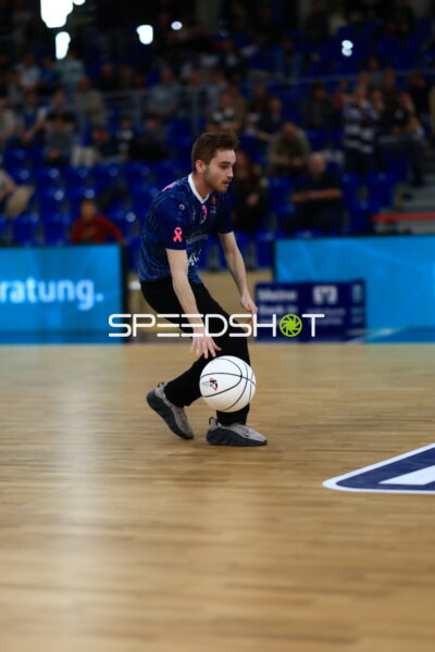 Spieler von 95 dribbelt den Ball