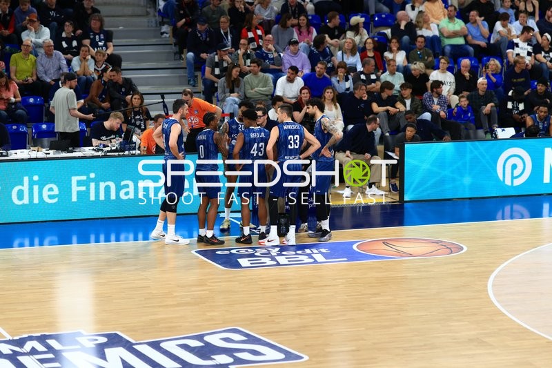 Team von DJ Horne (0; MLP Academics Heidelberg) und Eric Reed Jr. (43; MLP Academics Heidelberg) in der Spielfeldmitte