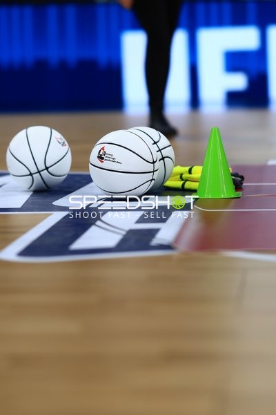 Basketball-Szene mit Trainingsbällen