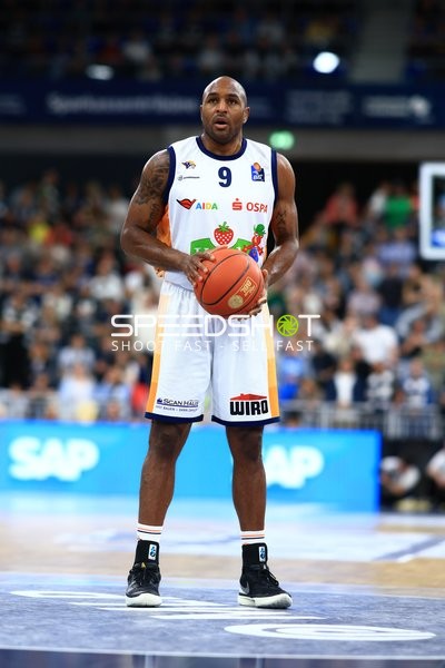 Freier Wurf von DeAndre Lansdowne (9; Rostock Seawolves)