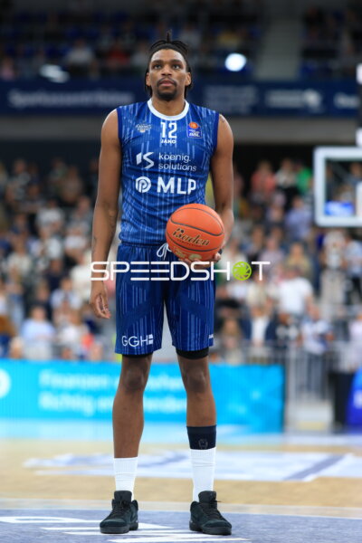 Osun Osunniyi (12; MLP Academics Heidelberg) mit Ball in der Hand