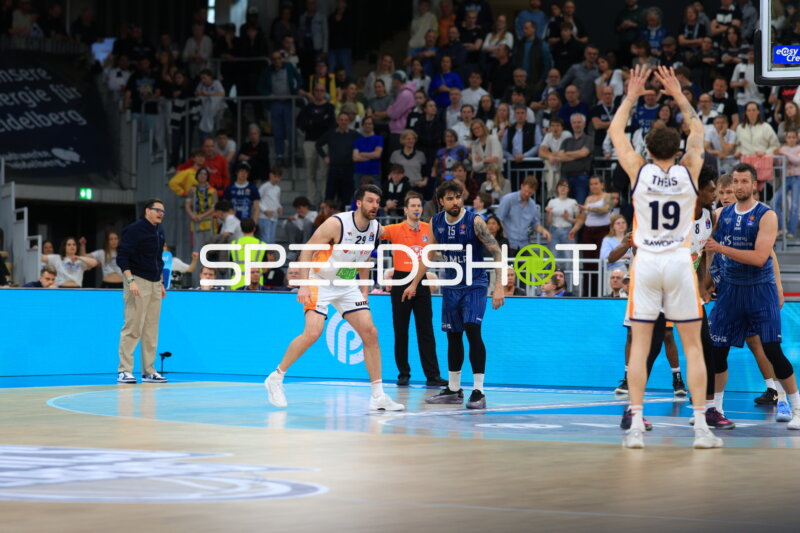 Spielszene mit Paul Zipser (9; MLP Academics Heidelberg) und Owen Klassen (29; Rostock Seawolves)