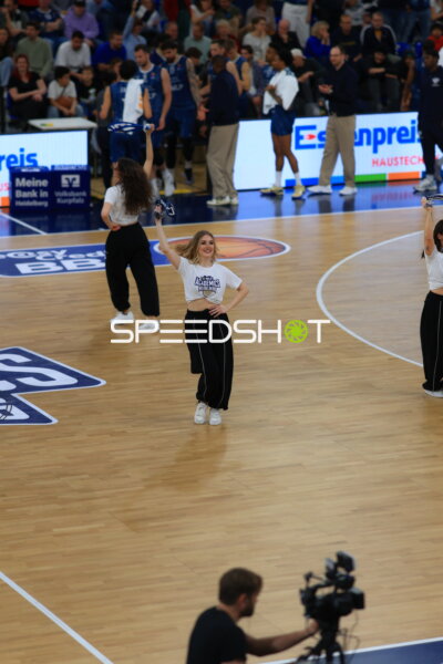 Basketball-Szene mit Cheerleadern