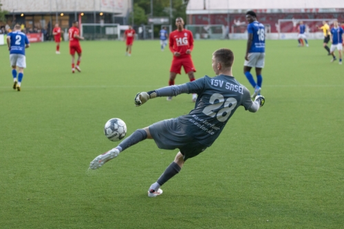Torwart klärt Ball