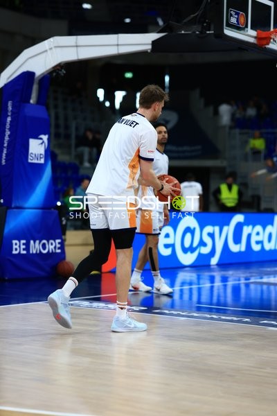 Dominic Lockhart (3; Rostock Seawolves) mit Ball