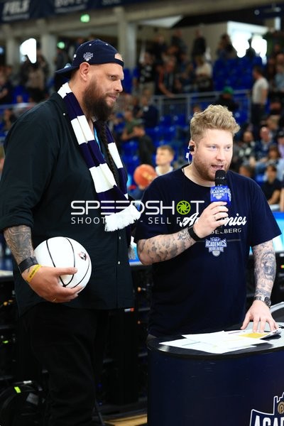 Moderation mit Kevin Gerwin (490; DYN TV) und Basketball