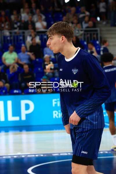 Kevin McClain (3; MLP Academics Heidelberg) beim Aufwärmen