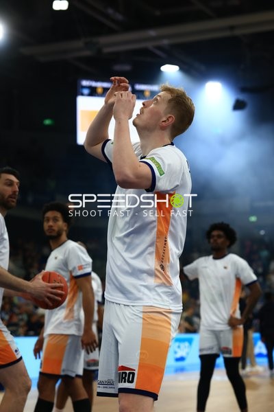 Spieler Bent Leuchten (51; Rostock Seawolves), Owen Klassen (29; Rostock Seawolves) und D'Shawn Schwartz (5; Rostock Seawolves) auf dem Spielfeld