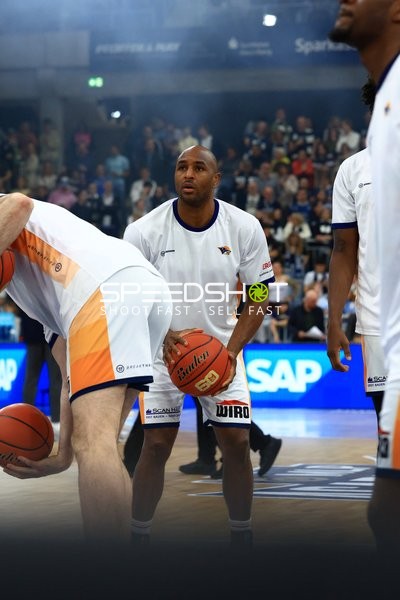 Wurfvorbereitung von DeAndre Lansdowne (9; Rostock Seawolves)