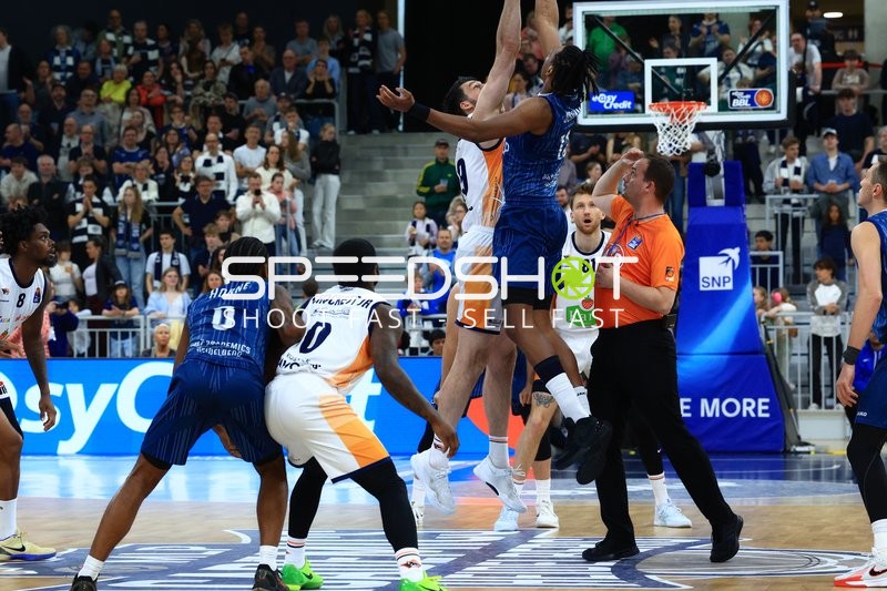 Sprungball zwischen Andy Van Vliet (81; Rostock Seawolves) und DJ Horne (0; MLP Academics Heidelberg)