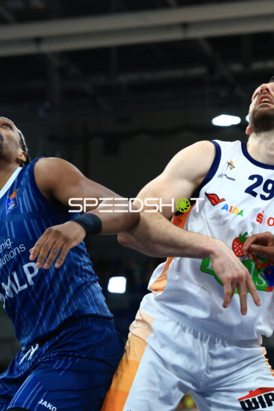 Zweikampf zwischen Mateo Seric (21; MLP Academics Heidelberg) und Owen Klassen (29; Rostock Seawolves)