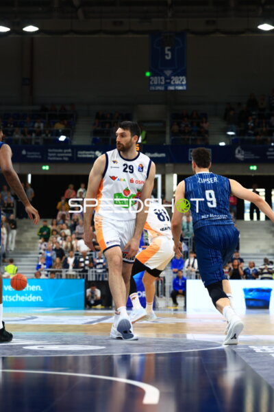 Spielszene mit Owen Klassen (29; Rostock Seawolves) und Paul Zipser (9; MLP Academics Heidelberg)