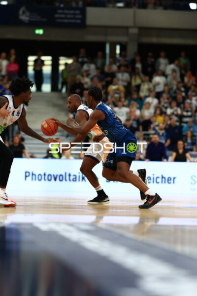 Dribbling von DeAndre Lansdowne (9; Rostock Seawolves) gegen Kassim Nicholson (8; Rostock Seawolves)