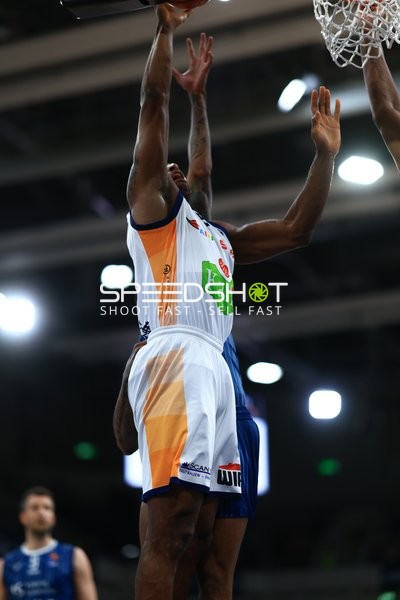 Korbleger von Dominic Lockhart (3; Rostock Seawolves) gegen Paul Zipser (9; MLP Academics Heidelberg)