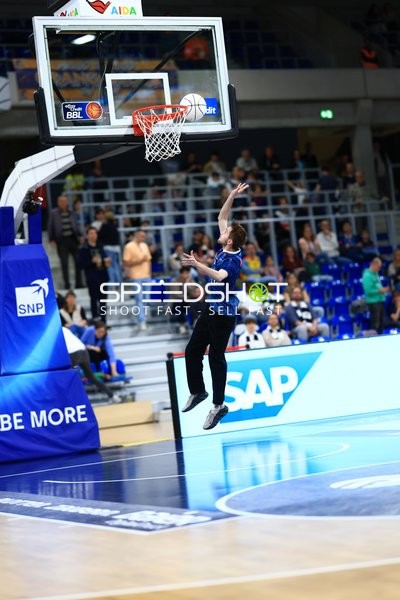 Wurf von Kevin McClain (3; MLP Academics Heidelberg) im SNP-Dome