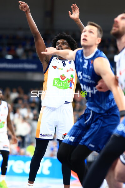 Wurf von Kassim Nicholson (8; Rostock Seawolves) gegen Ryan Mikesell (33; MLP Academics Heidelberg)