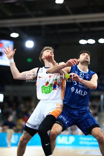 Zweikampf um den Ball mit Mateo Seric (21; MLP Academics Heidelberg)