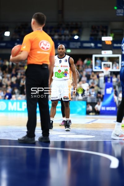 Spieler DeAndre Lansdowne (9; Rostock Seawolves) auf dem Spielfeld