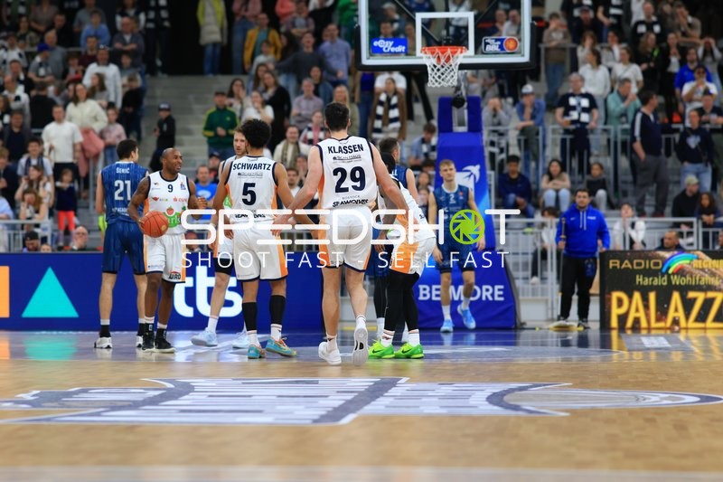 Spielszene mit DeAndre Lansdowne (9; Rostock Seawolves), D'Shawn Schwartz (5; Rostock Seawolves) und Owen Klassen (29; Rostock Seawolves)