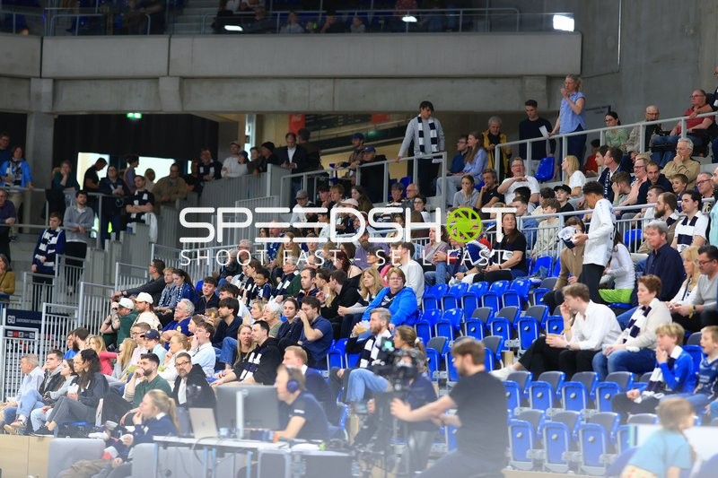 Publikum im SNP-Dome