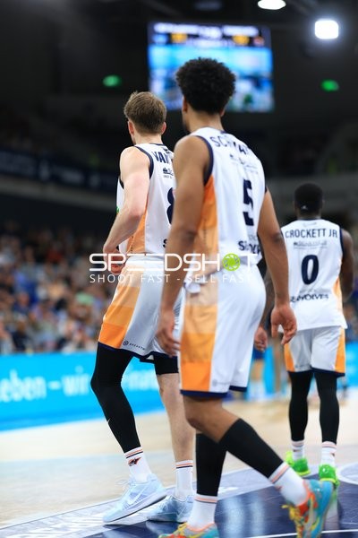 Spieler TJ Crockett Jr. (0; Rostock Seawolves), D'Shawn Schwartz (5; Rostock Seawolves) und Łukasz Kolenda (10; Rostock Seawolves) auf dem Spielfeld