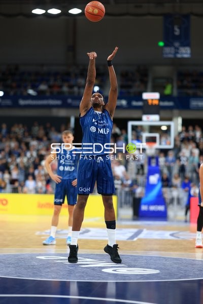 Wurf von Osun Osunniyi (12; MLP Academics Heidelberg) mit Niklas Würzner (2; MLP Academics Heidelberg)