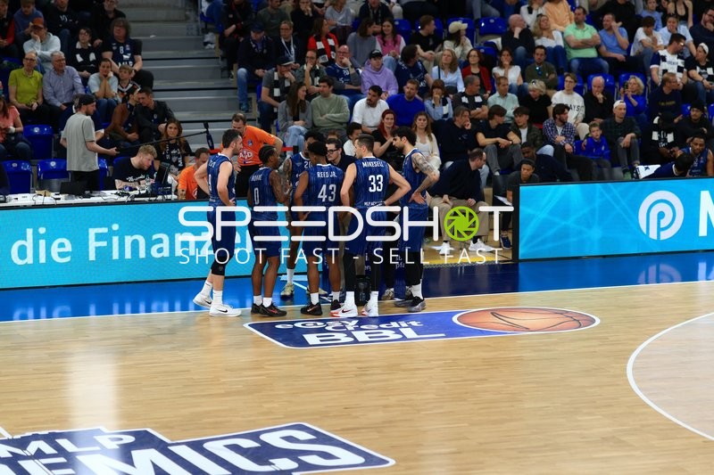 Spielbesprechung mit Marcel Keßen (15; MLP Academics Heidelberg) und Osun Osunniyi (12; MLP Academics Heidelberg)