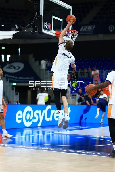 Dunk von Jonas Zilinskas (14; Rostock Seawolves) über Ryan Mikesell (33; MLP Academics Heidelberg)