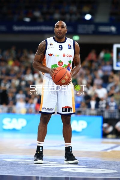 Freier Wurf von DeAndre Lansdowne (9; Rostock Seawolves)