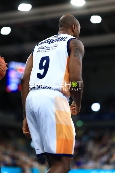 Spieler DeAndre Lansdowne (9; Rostock Seawolves) mit Ball
