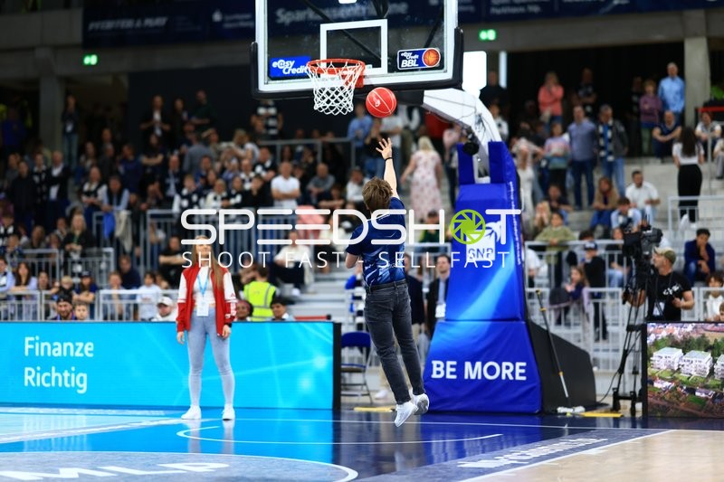 Junger Spieler von MLP Academics Heidelberg wirft