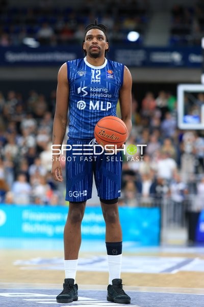 Osun Osunniyi (12; MLP Academics Heidelberg) mit Ball in der Hand