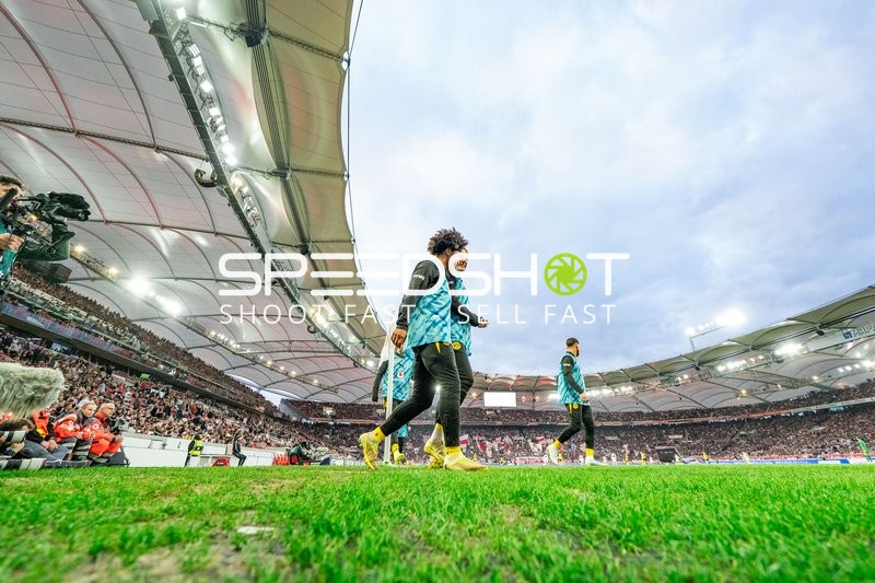 Karim David Adeyemi #27 (vorne), Julian Brand #10