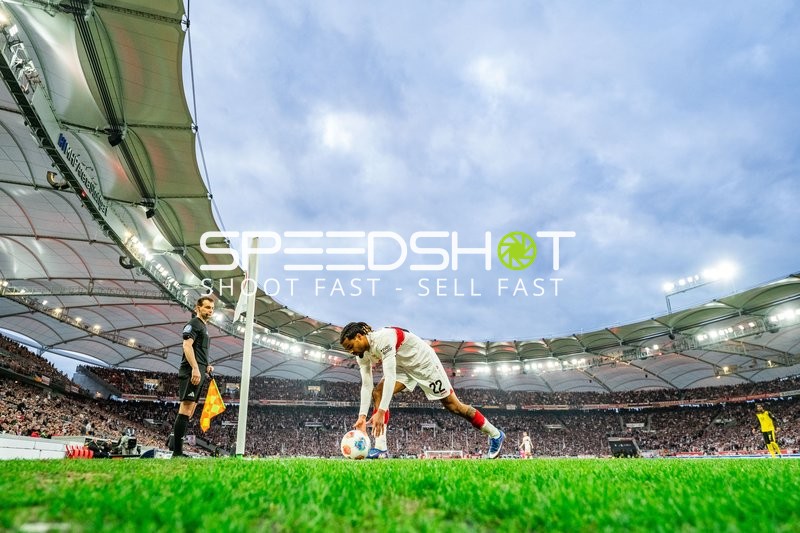 Eckball von Lorenz Assignon (22; VfB Stuttgart)