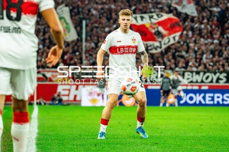 Ballkontrolle von Finn Jeltsch (29; VfB Stuttgart)