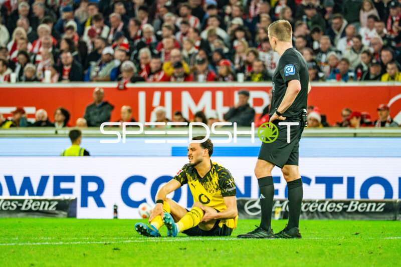 Rami Bensebaini #5 (BVB), Schiedsrichter Robert Schröder