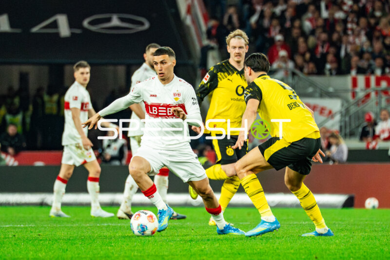 Bilal El Khannouss #11 (VfB), Rami Bensebaini #5 (rechts, BVB)