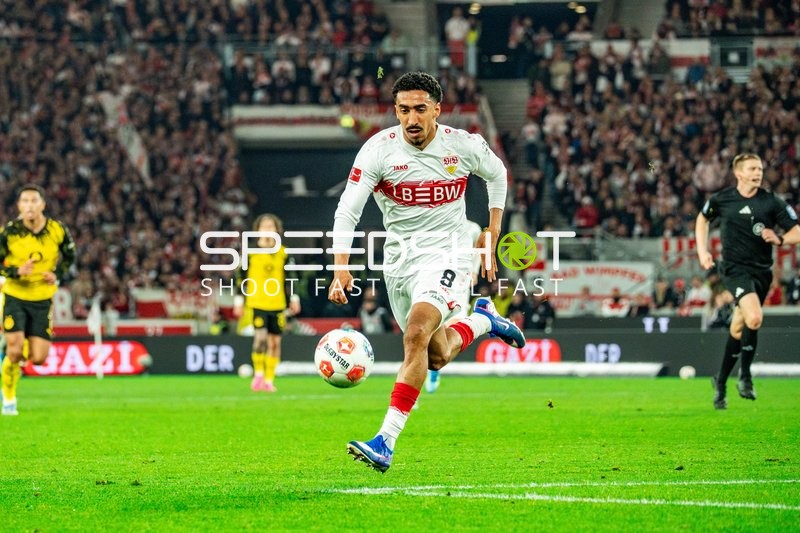 Ballkontrolle von Tiago Tomas (8; VfB Stuttgart)