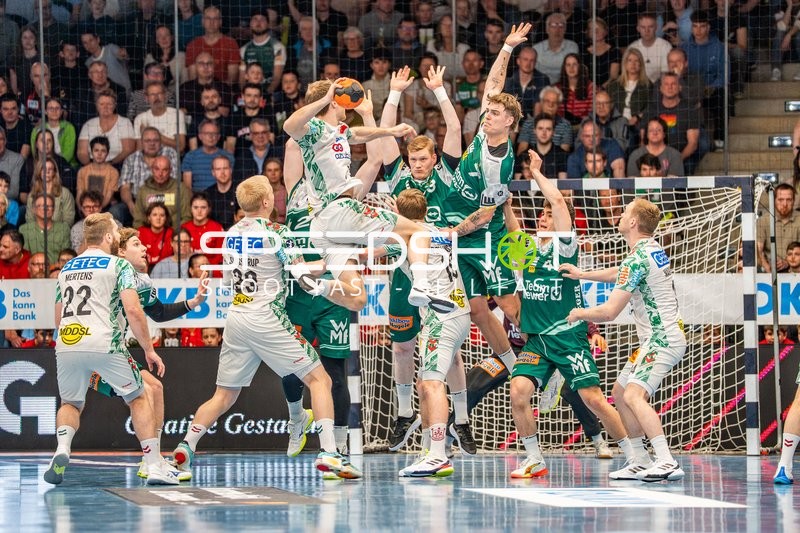 Felix Claar (beim Wurf, Magdeburg), Ymir Gislason #33 (Göppingen), Victor Klöve #7 (Göppingen), Elias Newel #40 (Göppingen)