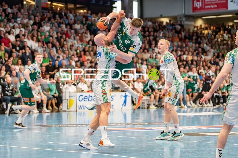 Szene mit Oskar Neudeck (2; Frisch Auf Göppingen), Magnus Saugstrup (23; SC Magdeburg) und Ymir Gislason (33; Frisch Auf Göppingen)