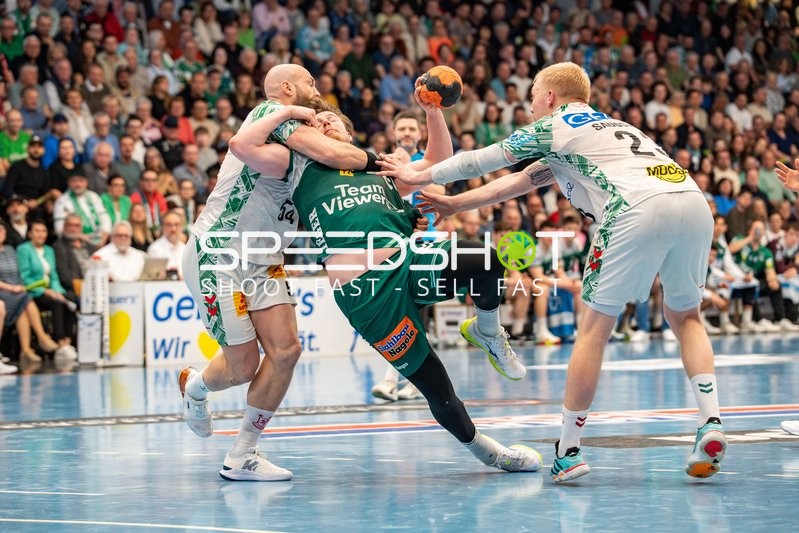 Erik Persson #22 (Göppingen), Oscar Bergendahl (links, Magdeburg), Magnus Saugstrup (rechts, Magdeburg)